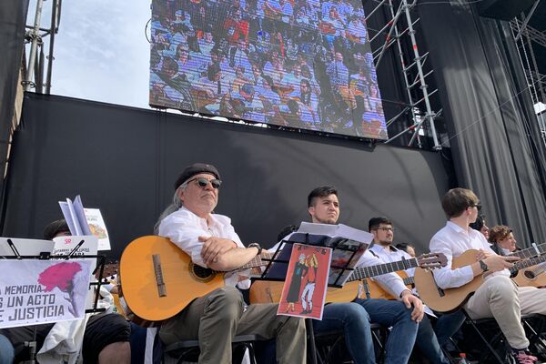 Chile rinde masivo homenaje a Víctor Jara a 50 años de su asesinato - Sputnik Mundo