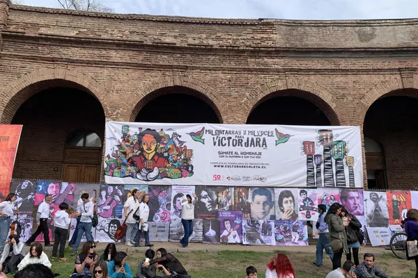 Chile rinde masivo homenaje a Víctor Jara a 50 años de su asesinato - Sputnik Mundo