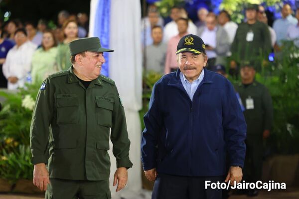  El jefe del Ejército de Nicaragua, general Julio César Avilés Castillo y el presidente Daniel Ortega - Sputnik Mundo