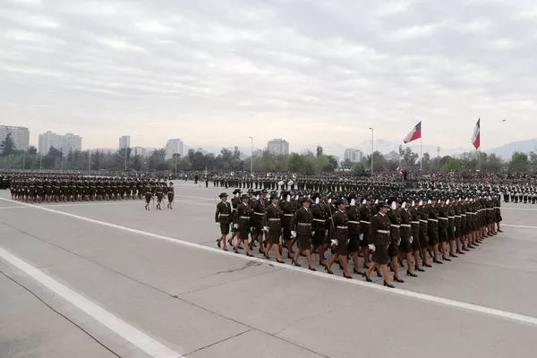 Сотрудники полиции принимают участие в ежегодном военном параде в честь Дня армейской славы в рамках Дня независимости, в Сантьяго, Чили Сотрудники полиции принимают участие в ежегодном военном параде в честь Дня армейской славы в рамках Дня независимости, в Сантьяго, Чили