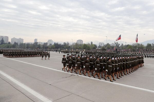 Este desfile comenzó en el siglo XIX, tras la batalla de Chacabuco con España y la fundación de la Academia Militar por Bernardo O&#x27;Higgins en 1817. A partir de 1915, la fecha oficial del tradicional desfile, el 19 de septiembre, fue proclamada como el Día de las Glorias del Ejército por el entonces presidente Ramón Barros Luco (1910-1915). - Sputnik Mundo