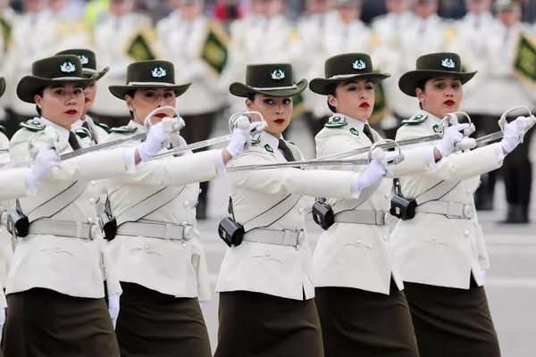 Desde este momento, el desfile se convirtió en una tradición y se celebra cada año.Miembros mujeres de Carabineros de Chile participando en el evento. Desde este momento, el desfile se convirtió en una tradición y se celebra cada año.Miembros mujeres de Carabineros de Chile participando en el evento. - Sputnik Mundo
