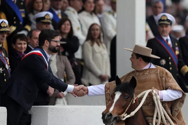 El presidente de Chile, Gabriel Boric, asistió al desfile militar anual en Santiago. El presidente de Chile, Gabriel Boric, asistió al desfile militar anual en Santiago. - Sputnik Mundo