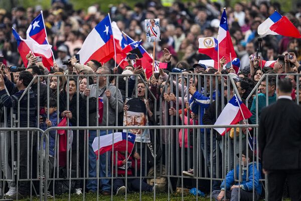 Un hombre lleva un retrato del exdictador chileno, el general Augusto Pinochet. - Sputnik Mundo