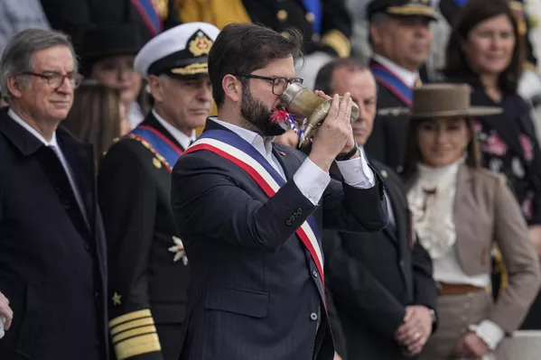 El presidente chileno, Gabriel Boric, bebe chicha, un licor hecho de uvas, de un cuerno de toro que le entregó un caballero. El presidente chileno, Gabriel Boric, bebe chicha, un licor hecho de uvas, de un cuerno de toro que le entregó un caballero. - Sputnik Mundo