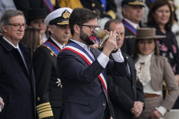 El presidente chileno, Gabriel Boric, bebe chicha, un licor hecho de uvas, de un cuerno de toro que le entregó un caballero. - Sputnik Mundo
