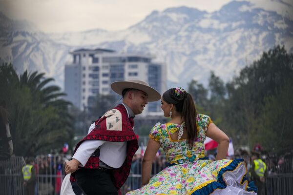 Presentación de un grupo folclórico durante las celebraciones del Día de las Glorias del Ejército de Chile. - Sputnik Mundo