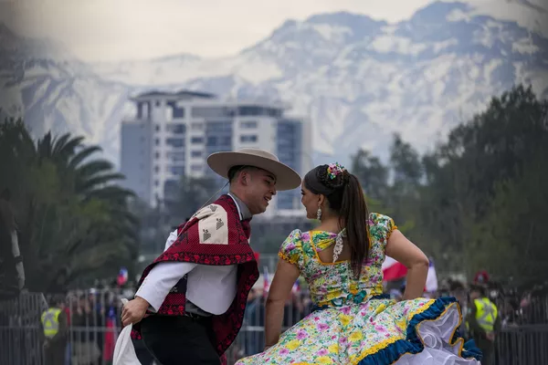 Presentación de un grupo folclórico durante las celebraciones del Día de las Glorias del Ejército de Chile. Presentación de un grupo folclórico durante las celebraciones del Día de las Glorias del Ejército de Chile. - Sputnik Mundo