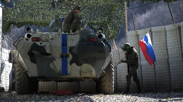Fuerzas de mantenimiento de la paz rusas en un control de carretera en el corredor de Lachin, en Nagorno Karabaj - Sputnik Mundo