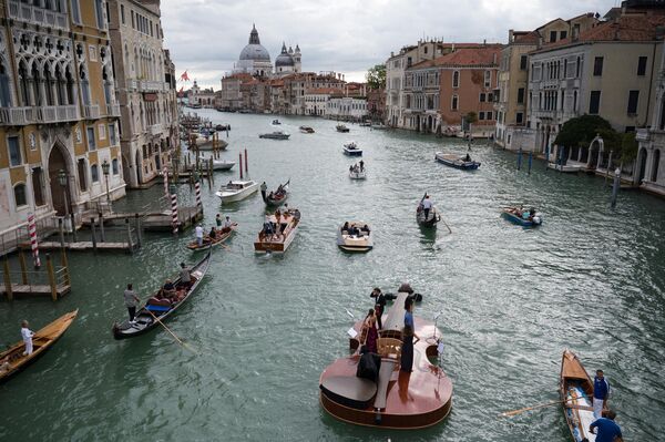 El violín de Noé, un gigantesco violín flotante del escultor veneciano Livio De Marchi, hace su viaje inaugural para un concierto en el Gran Canal de Venecia. Según sus autores, el inusual barco de madera, de doce metros y medio, simboliza el renacimiento de Venecia a través del arte, la cultura y la música.   En la foto: músicos del Conservatorio Benedetto Marcello tocando Vivaldi en el violín de Noé. - Sputnik Mundo