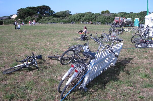 Sark es una diminuta isla ubicada en el canal de la Mancha, a la que solo se puede acceder en ferry o en barco. Tampoco hay automóviles, así que los residentes y visitantes pueden desplazarse allí en bicicleta, a caballo o a pie.En la foto: participantes del festival Sertchais de Folk, que llegaron en bicicletas. Este evento era celebrado en la isla hasta 2019. - Sputnik Mundo