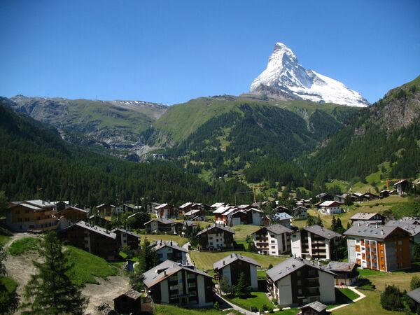 En la ciudad sueca de Zermatt no se puede acceder con automóviles privados. Ahora circulan en el territorio autobuses eléctricos e incluso algunos carruajes de caballos. - Sputnik Mundo