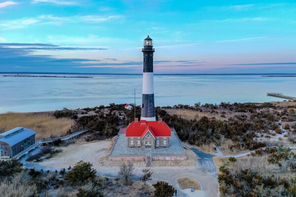 Salvo en los extremos este y oeste, no hay automóviles en Fire Island, una isla de Nueva York, EEUU.En la foto: el faro de Fire Island al atardecer. - Sputnik Mundo