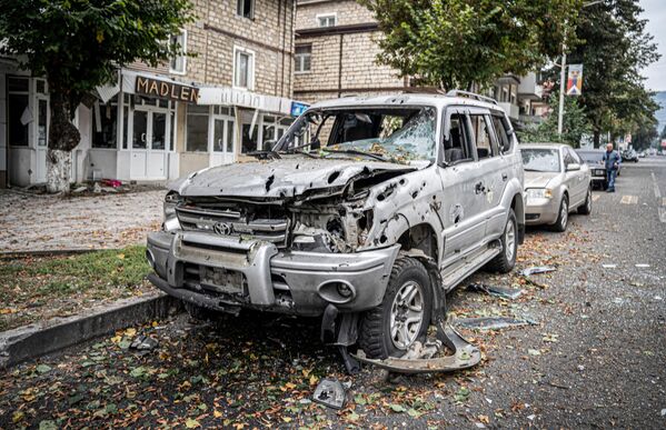 En 1994, las partes acordaron un alto el fuego, pero nunca se determinó el estatus de la república. A finales de septiembre de 2020 se reanudaron los combates. En noviembre, Azerbaiyán y Armenia, con el apoyo de Moscú, acordaron un alto el fuego, intercambio de prisioneros y los cuerpos de los fallecidos. Las fuerzas de paz rusas se establecieron en la región.En la foto: un automóvil dañado como resultado de un bombardeo en la ciudad de Stepanakert. - Sputnik Mundo