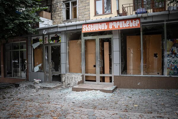 Ahora, en palabras del primer ministro armenio, Nikol Pashinián, el alto el fuego en Nagorno Karabaj &quot;en general&quot; se respeta y la situación permanece estable, aunque a veces se registran violaciones.En la foto: escaparates destrozados por bombardeos en la ciudad de Stepanakert. - Sputnik Mundo