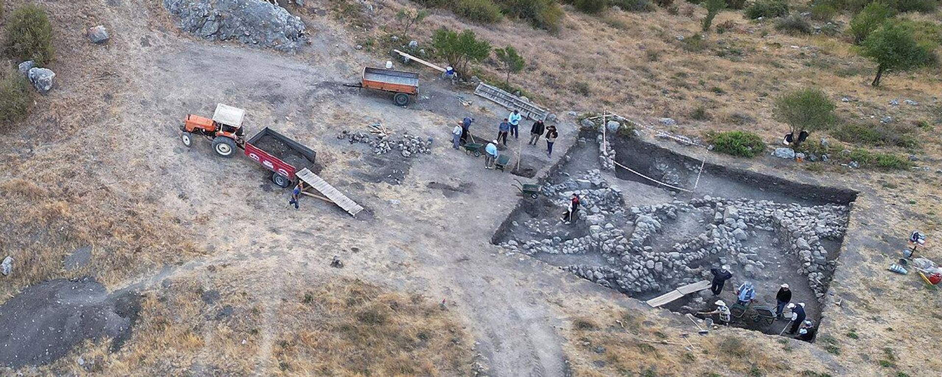 En esta excavación, al pie de Ambarlikaya en Boğazköy-Hattusha en Turkiye, se descubrió una tablilla cuneiforme con una lengua indoeuropea desconocida hasta entonces - Sputnik Mundo, 1920, 24.09.2023