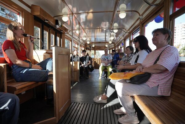 El interior de este transporte es de madera al estilo de la primera mitad del siglo XX. En el salón hay un asiento separado para un guía y hay un sistema de información a los pasajeros. - Sputnik Mundo