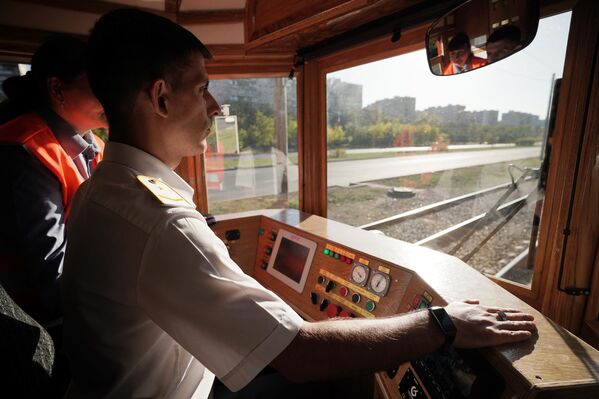 Un conductor del tranvía retro en la ciudad de Mariúpol.  - Sputnik Mundo