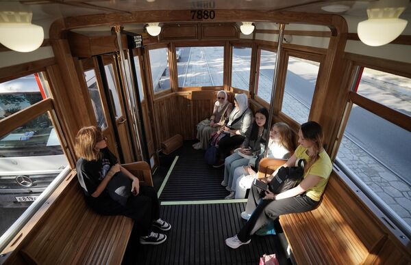 Los bancos con 49 asientos, los marcos de las ventanas son de madera de roble. - Sputnik Mundo