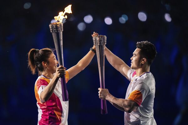 Son una versión reducida de los Juegos Olímpicos y también son similares a otros juegos regionales que se celebran en distintas partes del mundo.En la foto: los portadores de la antorcha se preparan para el relevo de la llama. - Sputnik Mundo