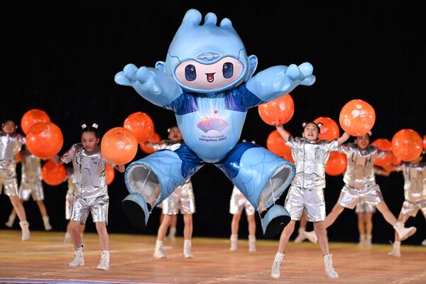 Desde 1982, los Juegos Asiáticos cuentan con una mascota, normalmente un animal de la zona u ocasionalmente figuras humanas que representan el patrimonio cultural.En la foto: artistas actúan durante la ceremonia de apertura de los XIX Juegos Asiáticos. - Sputnik Mundo