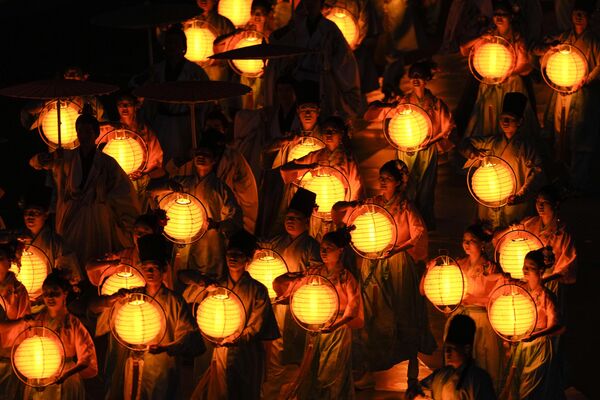 El símbolo del evento es un sol brillante de color rojo con 16 rayos y un círculo blanco en el centro de su disco, que representa el espíritu siempre brillante y cálido del pueblo asiático.En la foto: artistas actúan durante la ceremonia de inauguración. - Sputnik Mundo