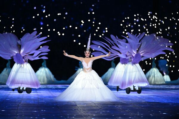 Desde 1994, las antiguas repúblicas soviéticas de Kazajistán, Kirguistán, Uzbekistán, Turkmenistán y Tayikistán también participan en la Asiada.En la foto: artistas actúan durante la ceremonia de apertura de los XIX Juegos Asiáticos. - Sputnik Mundo