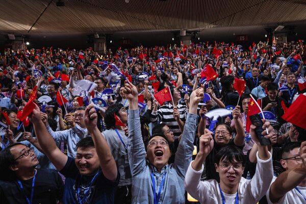 Únicamente ocho países han participado en todas las ediciones de los Juegos desde sus inicios: Corea del Sur, la India, Indonesia, Japón, Filipinas, Sri Lanka, Singapur y Tailandia. En la foto: personas con banderas chinas durante la ceremonia de apertura. - Sputnik Mundo