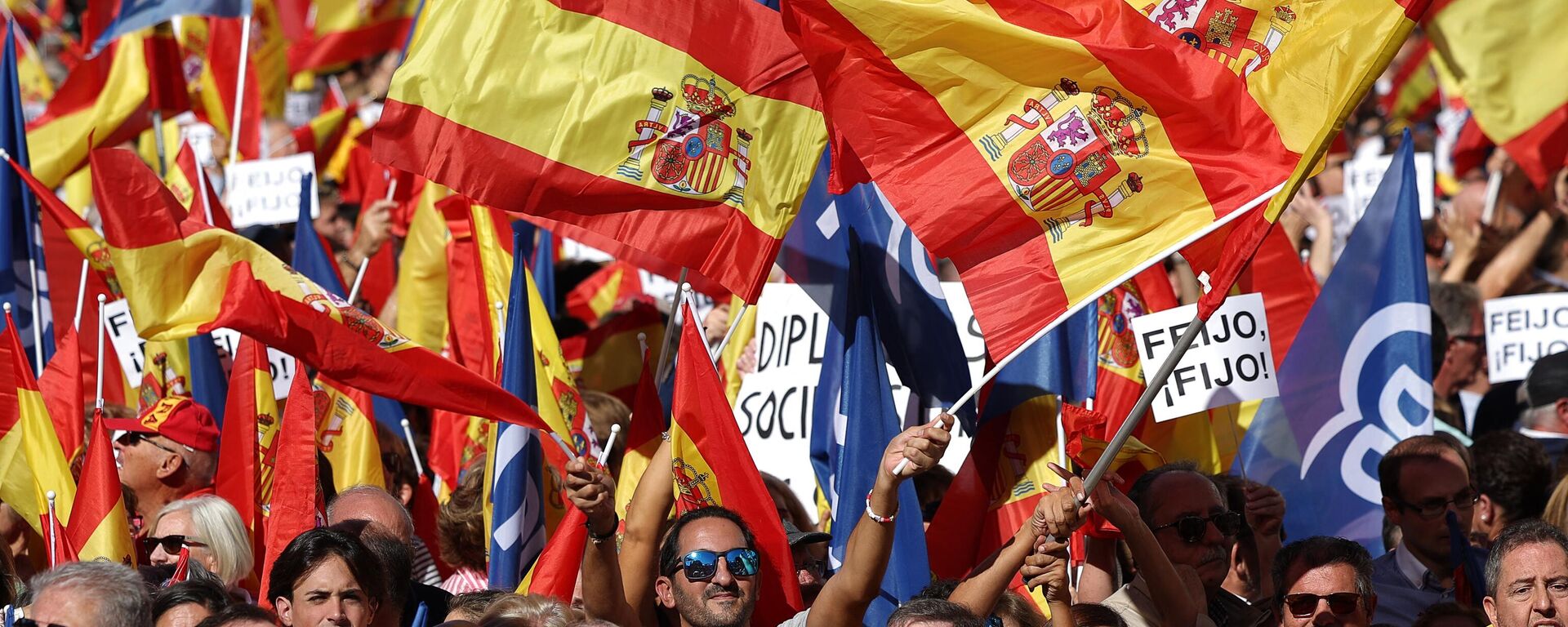 Manifestantes protestan contra una posible ley de amnistía y el actual presidente del Gobierno del país, el líder del Partido Socialista Obrero Español (PSOE), Madrid, el 24 de septiembre de 2023  - Sputnik Mundo, 1920, 24.09.2023