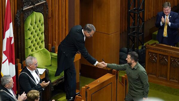 Anthony Rota y Volodímir Zelenski el pasado viernes en el parlamento de Canadá. - Sputnik Mundo