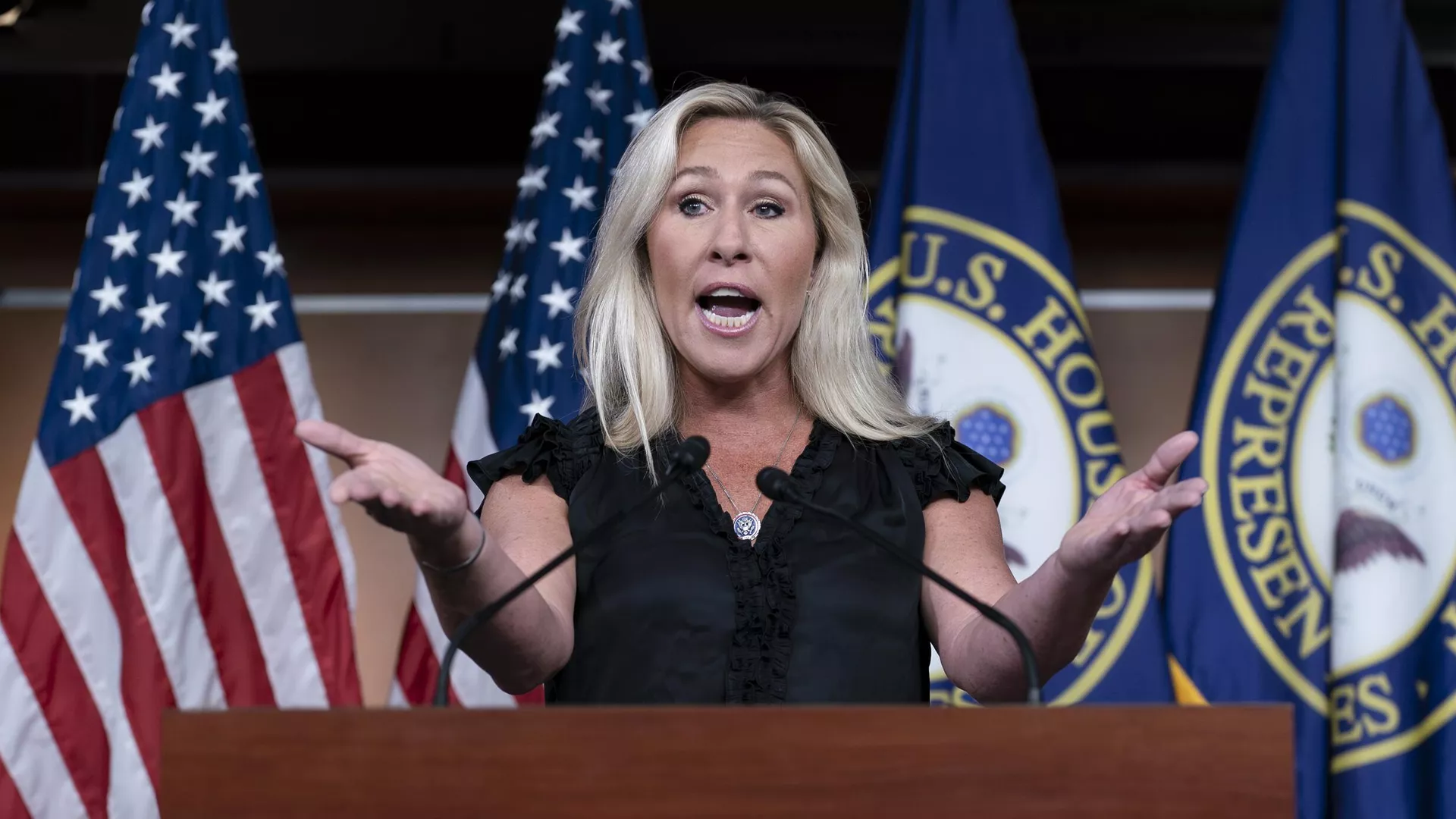 Marjorie Taylor Greene, republicana de Georgia, habla durante una conferencia de prensa en el Capitolio en Washington, el jueves 18 de mayo de 2023 