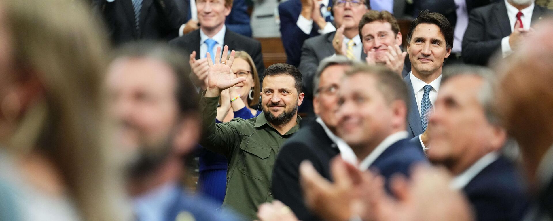 El presidente ucraniano, Volodímir Zelenski, y el primer ministro canadiense, Justin Trudeau, reconocen a un veterano de guerra canadiense-ucraniano, Canadá, el 22 de septiembre de 2023 - Sputnik Mundo, 1920, 28.09.2023