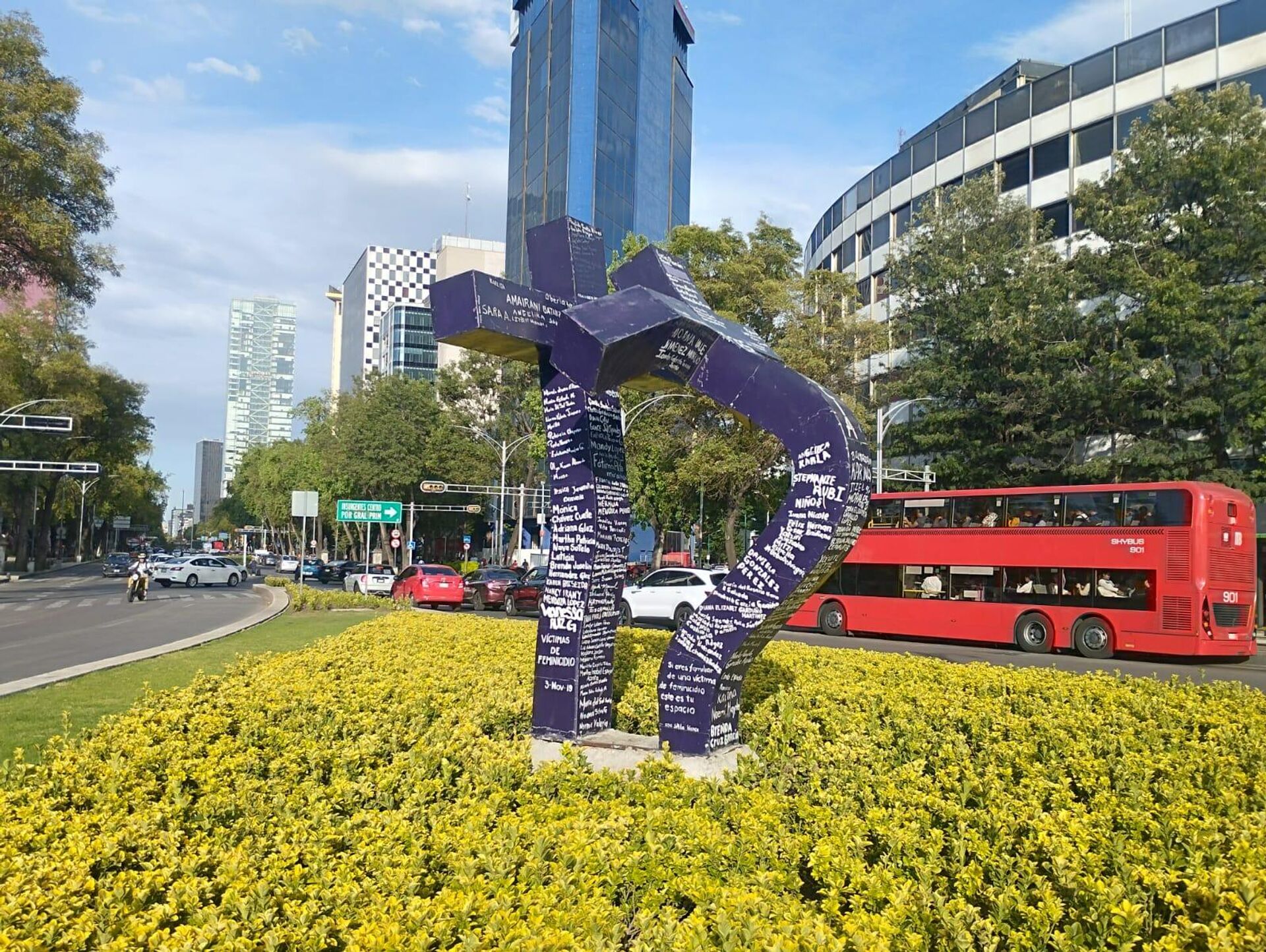 Enfrente del Monumento a Cuauhtémoc está este memorial para las víctimas de feminicidio en México. - Sputnik Mundo, 1920, 26.09.2023