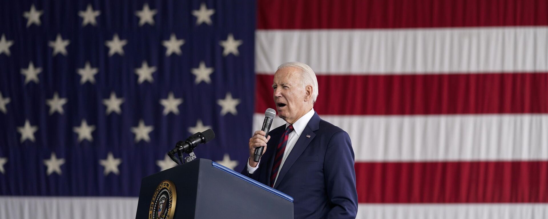 Joe Biden, el presidente estadounidense, habla en la Base Conjunta Elmendorf-Richardson para conmemorar el aniversario de los ataques terroristas del 11 de septiembre, en Anchorage, Alaska, el lunes 11 de septiembre de 2023. - Sputnik Mundo, 1920, 10.10.2023