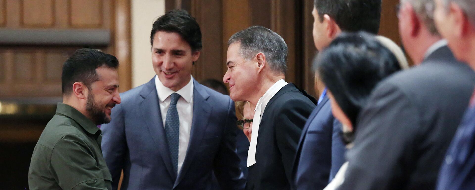 El presidente ucraniano, Volodímir Zelenski, junto al primer ministro, Justin Trudeau, estrechan la mano del presidente de la Cámara baja del Parlamento canadiense, Anthony Rota - Sputnik Mundo, 1920, 26.09.2023