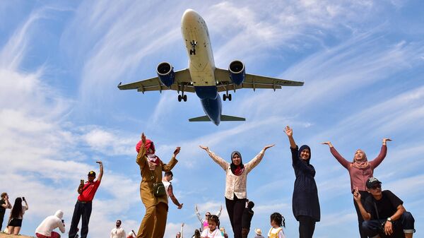 Turistas posando en la playa Mai Khao en el aeropuerto internacional de Phuket - Sputnik Mundo