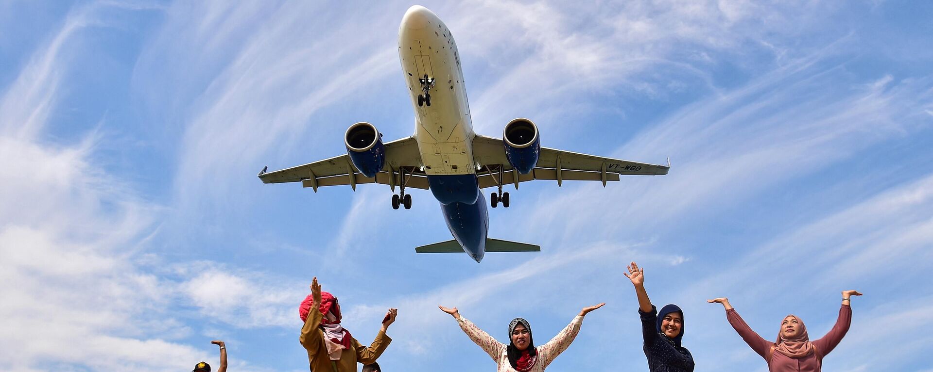 Turistas posando en la playa Mai Khao en el aeropuerto internacional de Phuket - Sputnik Mundo, 1920, 27.09.2023