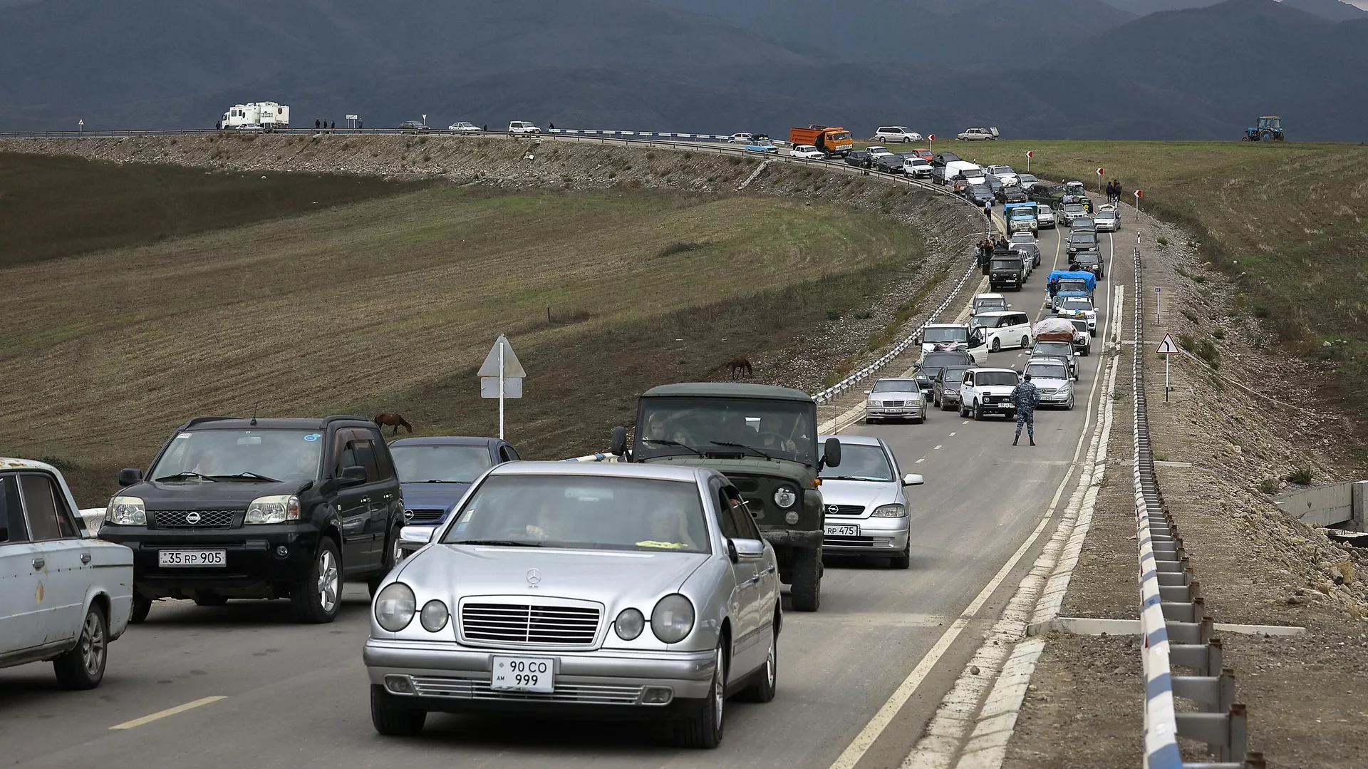 Un convoy de automóviles se dirige a Armenia desde Nagorno-Karabaj 