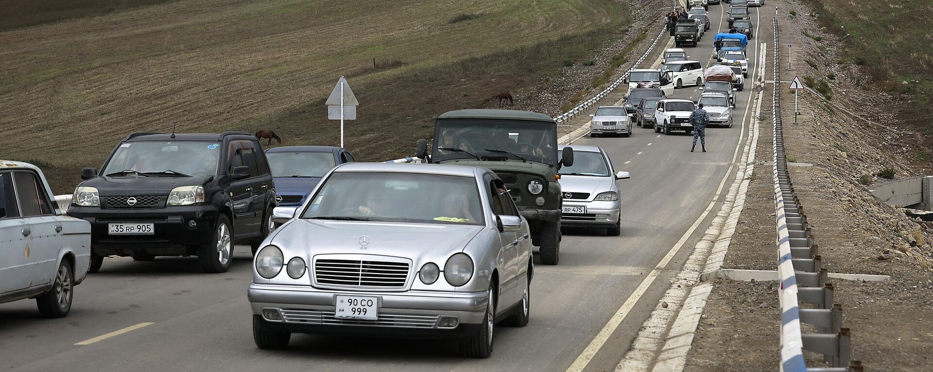 Un convoy de automóviles se dirige a Armenia desde Nagorno-Karabaj  - Sputnik Mundo, 1920, 27.09.2023