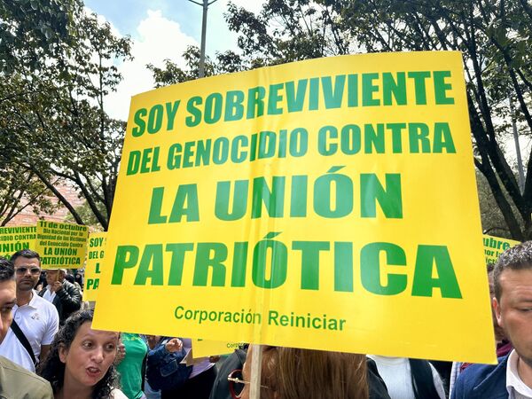 Los familiares de las víctimas del genocidio del partido político Unión Patriótica hicieron parte de las marchas. Según Corporación Reiniciar, son más de 6.000 las víctimas, incluyendo integrantes y militantes de la fuerza, fundada en 1985, así como familiares. - Sputnik Mundo