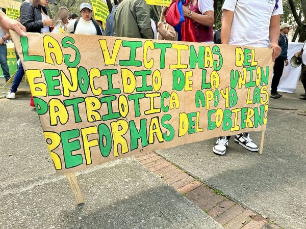 Este año, la Corte Interamericana de Derechos Humanos condenó al Estado colombiano por el exterminio de la Unión Patriótica, ocurrido entre 1986 y 1996.   En la foto: unos manifestantes sostienen una pancarta para señalar el apoyo de las víctimas del genocidio de Unión Patriótica a las reformas de la Administración Petro. - Sputnik Mundo