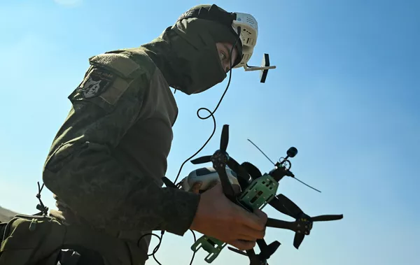 Los operadores de drones militares se están formando en varios centros de entrenamiento creados especialmente tras el inicio de la operación militar especial rusa. Uno de ellos se encuentra en la zona de retaguardia de la república popular de Donetsk, cerca de la ciudad de Krasni Limán.En la foto: un militar de las FFAA rusas cursando la formación para el manejo de drones Boomerang FPV en un centro en Krasni Limán. Los operadores de drones militares se están formando en varios centros de entrenamiento creados especialmente tras el inicio de la operación militar especial rusa. Uno de ellos se encuentra en la zona de retaguardia de la república popular de Donetsk, cerca de la ciudad de Krasni Limán.En la foto: un militar de las FFAA rusas cursando la formación para el manejo de drones Boomerang FPV en un centro en Krasni Limán. - Sputnik Mundo
