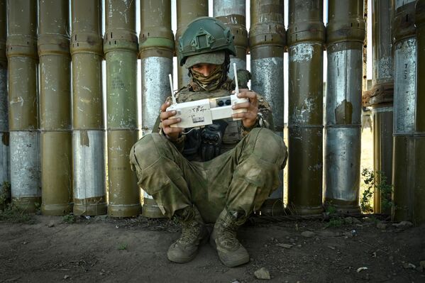 Los drones FPV, diseñados originalmente para filmar y competir, han demostrado ser ideales como munición de reconocimiento y de ataque de precisión. - Sputnik Mundo