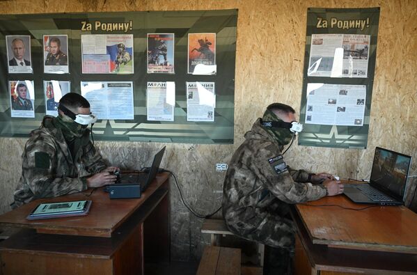 Los combatientes realizan cursos de ingeniería y practican técnicas de control de vehículos aéreos no tripulados de reconocimiento y ataque con distintos tipos de cargas. - Sputnik Mundo