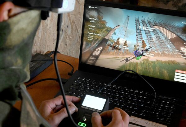 En principio, la necesidad de utilizar drones FPV en el curso de las operaciones de combate no era obvia. Primeramente se utilizaron drones comerciales chinos Mavic DJI en la zona de combate, que demostraron ser excelentes aparatos de reconocimiento y designación de objetivos. - Sputnik Mundo