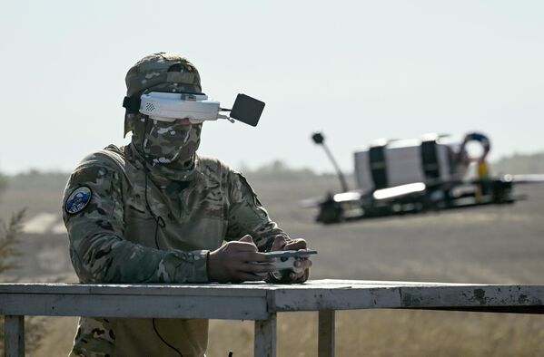 Sin embargo, los equipos de guerra electrónica suprimían fácilmente los Mavics, cuyas características eran bien conocidas. Por lo tanto, fueron sustituidos gradualmente por drones FPV. - Sputnik Mundo