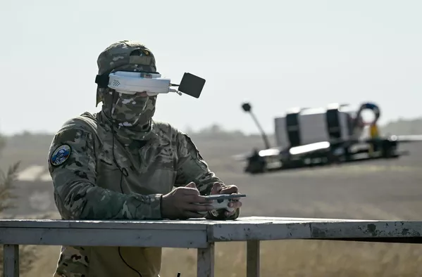 Sin embargo, los equipos de guerra electrónica suprimían fácilmente los Mavics, cuyas características eran bien conocidas. Por lo tanto, fueron sustituidos gradualmente por drones FPV. Sin embargo, los equipos de guerra electrónica suprimían fácilmente los Mavics, cuyas características eran bien conocidas. Por lo tanto, fueron sustituidos gradualmente por drones FPV. - Sputnik Mundo