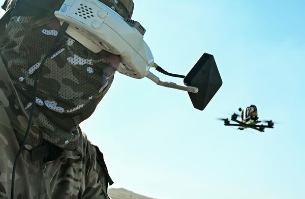 Estos vehículos no tripulados destruyen tanques y helicópteros mejor que los misiles guiados antitanque y los cohetes, encuentran puntos de tiro camuflados, proporcionan reconocimiento en bosques donde otros medios son impotentes, y pueden entregar munición y alimentos a posiciones distantes y, en algunos casos, incluso capturar prisioneros. - Sputnik Mundo