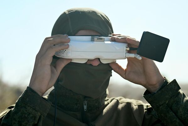 FPV es la sigla de First Person Viev (visión en primera persona). La imagen de la cámara de un dispositivo de este tipo se transmite a unos anteojos especiales del operador, creando el efecto de presencia en la cabina. - Sputnik Mundo