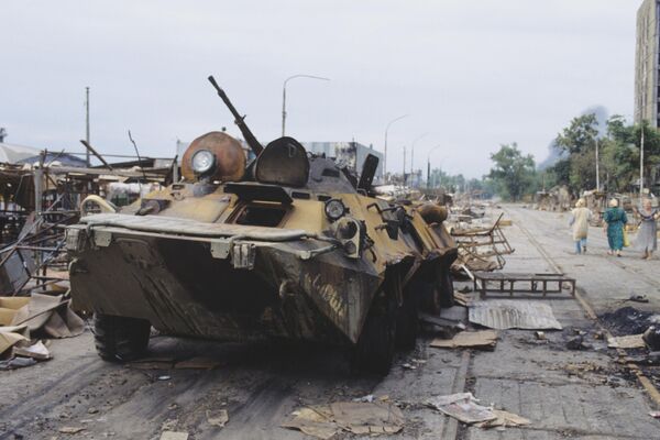 Un tanque destruido en la zona del conflicto armado entre Abjasia y Georgia Un tanque destruido en la zona del conflicto armado entre Abjasia y Georgia - Sputnik Mundo